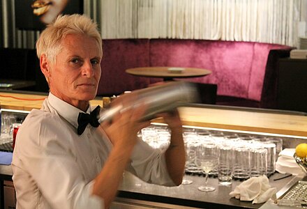 barkeeperin_hotel_winzer_shaken