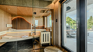 Sauna im Private Spa der Wolke 7 Private Sauna der Wolke 7 im Hotel Winzer mit großzügigen Holzbänken, Saunaofen und Zugang zur Terrasse
