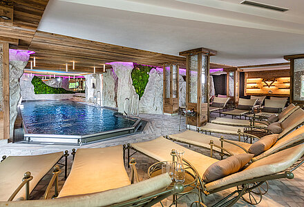 Hallenbad im Edelstein SPA im Wellnesshotel Winzer für Verliebte am Attersee