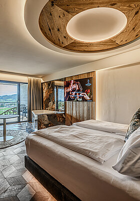 Juniorsuite Kuschelnest im Hotel Winzer mit Doppelbett, Whirlpool und Balkon mit Blick ins Grüne