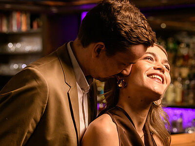 Paar in der Bar im Adults Only Hotel Winzer