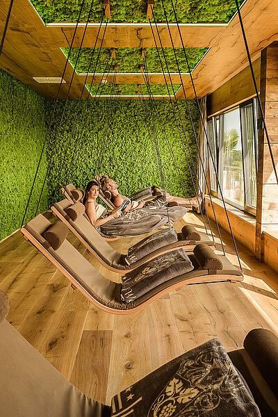 Paar entspannt im Moos-Ruheraum im Sole Spa im Hotel Winzer