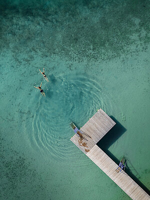 Paar beim Schwimmen im Attersee im Salzkammergut