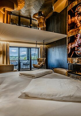 Secret Love Suite im Hotel Winzer mit rundem Doppelbett, stilvollem Sitzbereich und elegantem Design für zwei