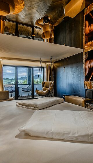 Secret Love Suite Secret Love Suite im Hotel Winzer mit rundem Doppelbett, stilvollem Sitzbereich und elegantem Design für zwei