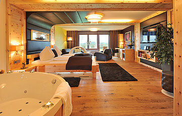 Harmonie Suite with a hot tub at the Adults Only Hideaway Hotel Winzer