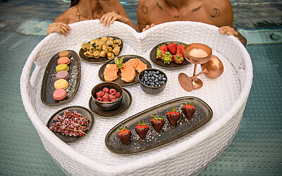 Paar beim Floating Breakfast im Pool im Wellness Kuschelhotel Winzer