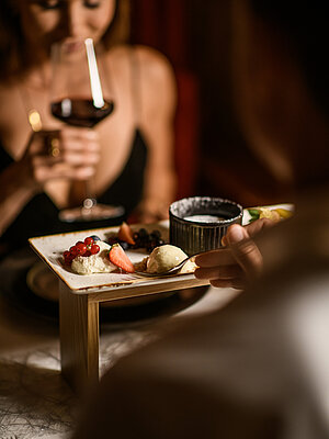Frau mit Wein am Foodsharing-Tisch im Adults Only Hotel Winzer