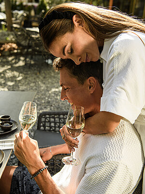 Paar beim Sektfrühstück auf der Terrasse im Adults Only Hotel Winzer
