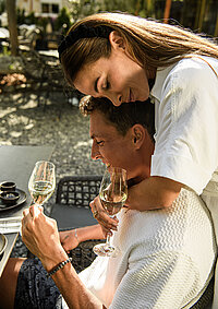 Paar beim Sektfrühstück auf der Terrasse im Adults Only Hotel Winzer