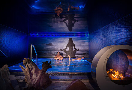 Hotelgäste im Indoor Sole-Pool im Kuschelhotel Winzer am Attersee