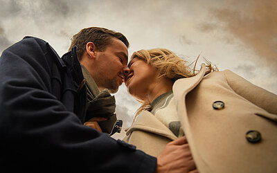 Paar bei einem Winterspaziergang während eines Pärchenurlaubs im Hotel Winzer