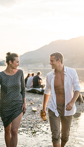 Freunde beim Spatzieren am Attersee