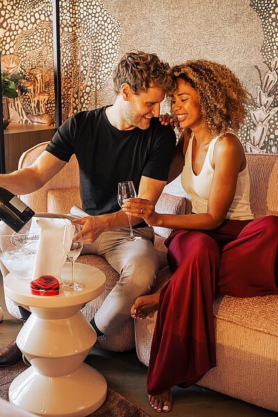 Paar mit gekühltem Sekt im Kuschelhotel Winzer in Österreich
