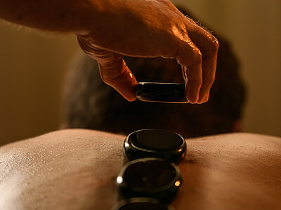 Hot-Stone-Massage bei einer Wellnessanwendung im Hotel Winzer