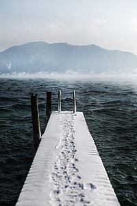 verschneiter Steg am Attersee im Winter
