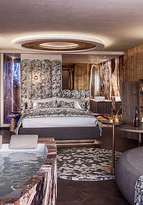 Juniorsuite Kuschelnest im Hotel Winzer mit Doppelbett, Holzinterieur und gemütlichem Wohnbereich