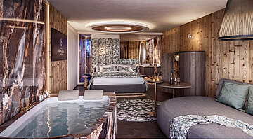 Juniorsuite Kuschelnest im Hotel Winzer mit Doppelbett, Holzinterieur und gemütlichem Wohnbereich