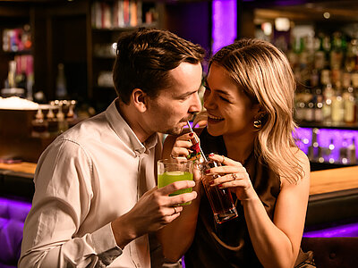 Paar genießt Cocktails an der Bar im Adults Only Hotel Winzer