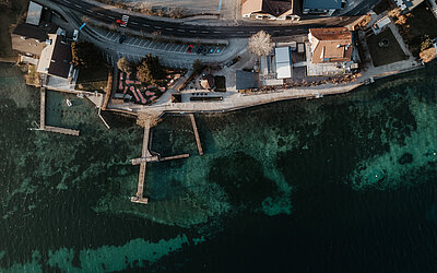 Luftaufnahme vom Attersee im Sommer