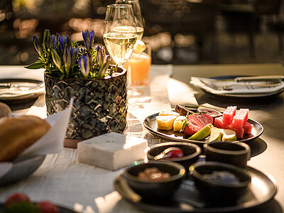 Frisches Frühstück auf der Terrasse im Adults Only Hotel Winzer