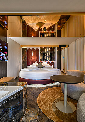 Juniorsuite Kuscheltraum im Hotel Winzer mit Doppelbett, Whirlpool, gemütlichem Wohnbereich und modernem Interior für zwei