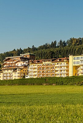 Außenansicht des Hotel Winzer an einem sonnigen Tag