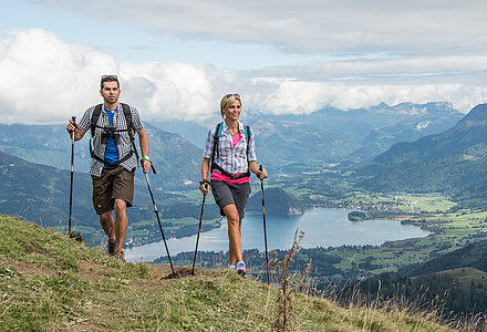 Paar wandert am Zwölferhorn im Salzkammergut beim Hotel Winzer