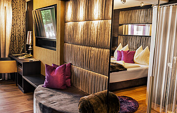 Glamour-style double room with a hot tub at the Kuschelhotel Winzer