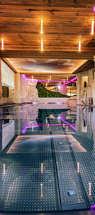 Hallenbad im Edelstein-Spa des Wellnesshotel Winzer in Oberösterreich