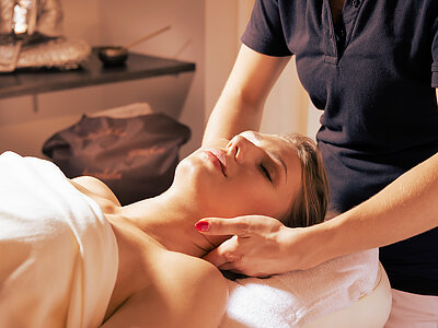 Wohltuende Rückenmassage im Wellnessbereich des Hotel Winzer