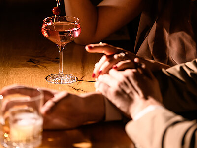 Cocktails an der New York Bar im Adults Only Hotel Winzer