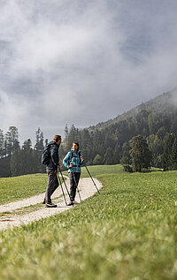 Paar wandert am Edelkastanienweg am Attersee im Salzkammergut