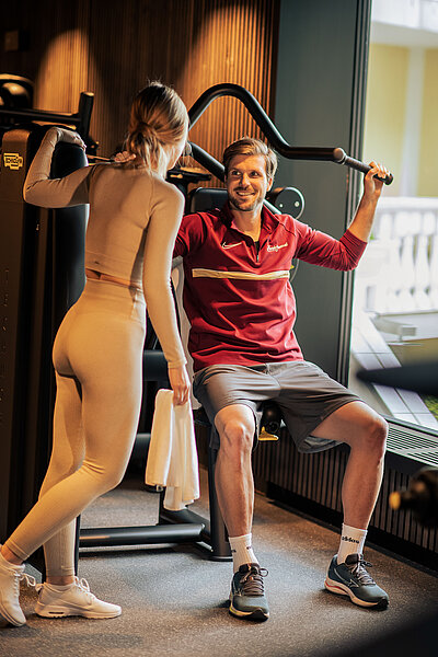 Gäste beim Training im Fitnessbereich des Hotel Winzer