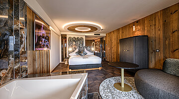 Juniorsuite Kuschelnest mit Whirlpool Juniorsuite Kuschelnest im Hotel Winzer mit privatem Whirlpool, Doppelbett und gemütlichem Wohnbereich für zwei