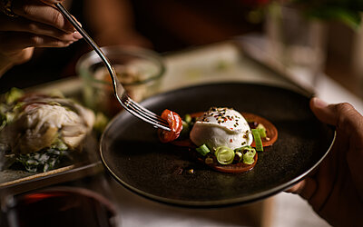 Frisch zubereitetes Gericht im Adults Only Hotel Winzer