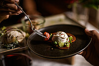 Frisch zubereitetes Gericht im Adults Only Hotel Winzer