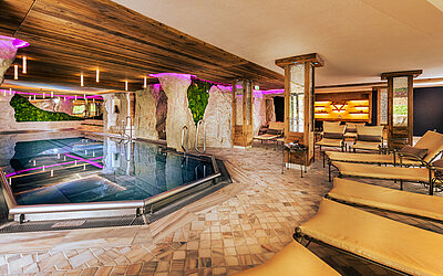 Hallenbad im Edelstein-Spa des Wellnesshotel Winzer in Oberösterreich
