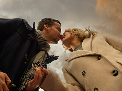 Paar bei einem Winterspaziergang während eines Pärchenurlaubs im Hotel Winzer
