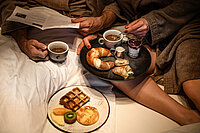 Frühstück im Bett in einem Zimmer des romantischen Hotels Winzer