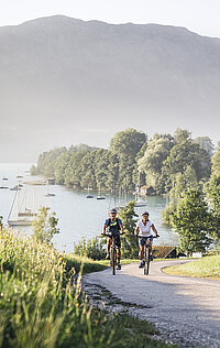 Paar genießt eine Radtour in der Region Attersee-Attergau