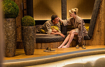 Paar entspannt im Ruheraum im Emotion Spa des Hotel Winzer