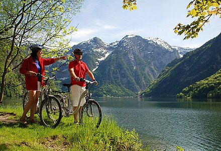 ein Paar beim Radausflug im Salzkammergut beim Hotel Winzer