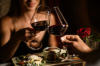 Frau mit Wein am Foodsharing-Tisch im Adults Only Hotel Winzer