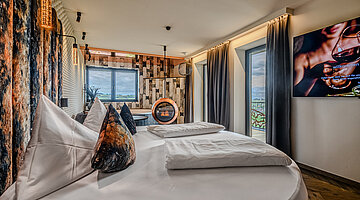 Private Cinema Suite mit Rundbett und Designkamin Private Cinema Suite im Hotel Winzer mit rundem Doppelbett, außergewöhnlichem Designkamin und stilvollem Wohnbereich für zwei