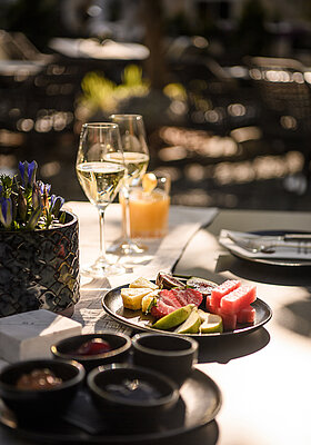 Frisches Frühstück auf der Terrasse im Adults Only Hotel Winzer