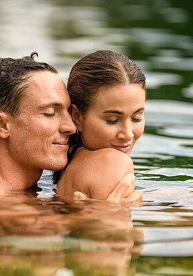Paar im Naturpool des Wellnesshotel Winzer