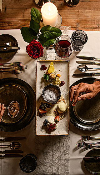 Paar genießt Speisen am Foodsharing-Tisch im Hotel Winzer