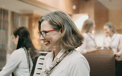 Rezeptionistin an der Hotelrezeption im Wellnesshotel Winzer