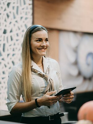 Eine Servicekraft im Hotel Winzer